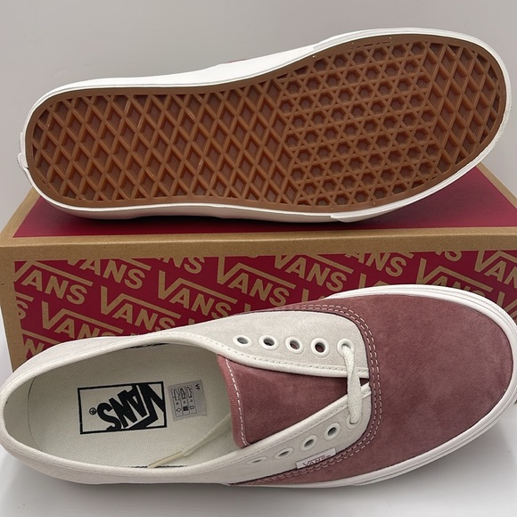 Vans WMNS Authentic
Pig Suede Withered Rose
VN000BW5CHO
Sneakers - Picture 3 of 16